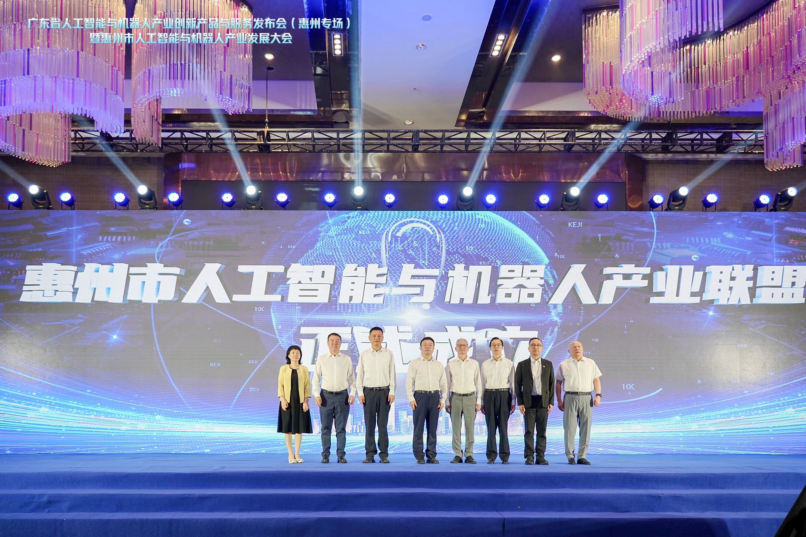 陈董受邀参与西安市人为智能与机械人产业发展大会并作“拥抱 AI 奔向将来”主题分享